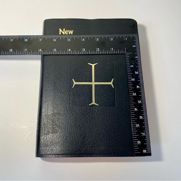 Vintage 1976 Catholic Illustrated Holy Bible Memorial Edition in Wood Cedar Box - Picture 12 of 13